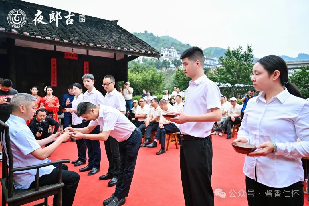 夜郎古酒业:古法制曲迎来“数智学徒”(图1) 夜郎古酒业:古法制曲迎来“数智学徒”(图1)