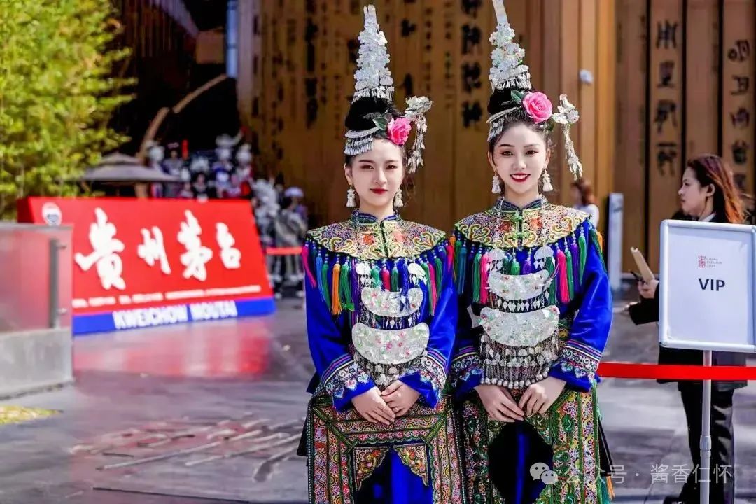 6月8日至9日,第十一届成都种业博览会在成都举办。贵州茅台酒厂(集团)红缨子农业科技发展有限公司(以下简称“茅台红缨子公司”),携“红缨子”“红珍珠”“台糯9号”三款产品亮相展会,吸引不少行业专家、学者、经销商、种植户等到场参观了解。据了解,茅台红缨子公司是此次大会上唯一的高粱品牌展示企业。 图片 在此次参展的三款产品中,“红缨子”高粱被参展者多次提及。作为酱酒产业“第一车间”,“红缨子”高粱品(图2) 6月8日至9日,第十一届成都种业博览会在成都举办。贵州茅台酒厂(集团)红缨子农业科技发展有限公司(以下简称“茅台红缨子公司”),携“红缨子”“红珍珠”“台糯9号”三款产品亮相展会,吸引不少行业专家、学者、经销商、种植户等到场参观了解。据了解,茅台红缨子公司是此次大会上唯一的高粱品牌展示企业。 图片 在此次参展的三款产品中,“红缨子”高粱被参展者多次提及。作为酱酒产业“第一车间”,“红缨子”高粱品(图2)