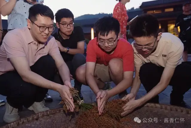 围甲棋手仁怀体验“非遗”高粱归仓(图3) 围甲棋手仁怀体验“非遗”高粱归仓(图3)