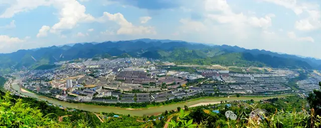 酱香沁筑 爽城飘香——常文松在中国酱香白酒核心产区(仁怀)美酒献华夏(贵阳站)宣传推介暨“亲民酒·口粮酒”上市发布会上的致辞(图9) 酱香沁筑 爽城飘香——常文松在中国酱香白酒核心产区(仁怀)美酒献华夏(贵阳站)宣传推介暨“亲民酒·口粮酒”上市发布会上的致辞(图9)