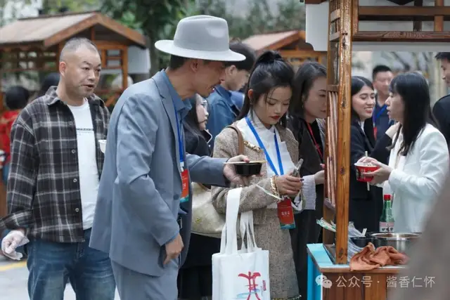 第三届遵义酱酒节在衡昌烧坊启幕 29款“亲民口粮酱酒”亮相赤水河谷(图4) 第三届遵义酱酒节在衡昌烧坊启幕 29款“亲民口粮酱酒”亮相赤水河谷(图4)