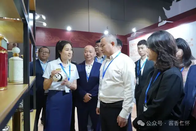 陈清松到2026香港文博会“贵州·仁怀酱酒文化主题馆”巡馆(图1) 陈清松到2026香港文博会“贵州·仁怀酱酒文化主题馆”巡馆(图1)